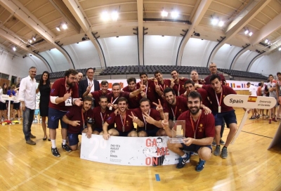 El rector junto al equipo de balonmano en la entrega de trofeos