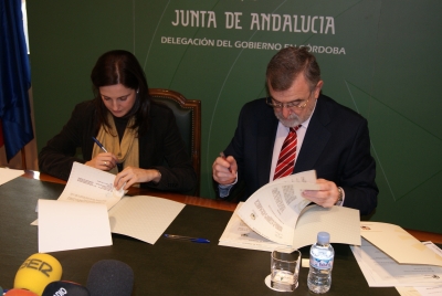 Un momento de la firma del convenio