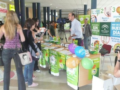 El Servicio de Prevencin de la UCO difunde en Rabanales los riesgos de fumar con motivo del Dia Mundial sin Tabaco