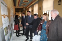 El rector y el presidente de Farmamandi visitan la exposicin 'Esenciales para la vida' junto a los decanos de las Facultades de Ciencias y Medicina