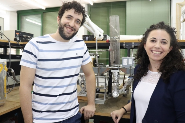 Researchers Francisco Javier Pérez y Rocío Rincón, in the laboratory.