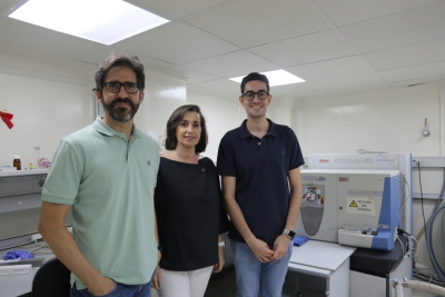 El equipo investigador de la Universidad de Córdoba. De izquierda a derecha, Rafael Lucena, Marisol Cárdenas y Jaime Millán