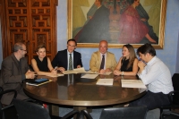 En el centro, el rector de la UCO y el presidente de la Diputacin durante la firma del convenio.