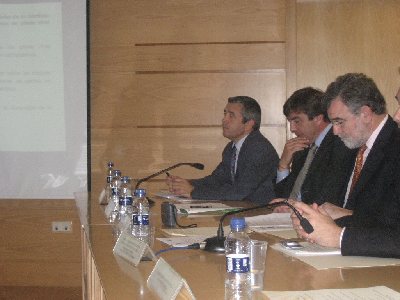 El rector de la UCO y el delegado provincial de Innovacin , Ciencia y Empresa, presentan en Rabanales las becas Talentia.