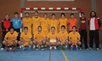 El equipo de balonmano con el trofeo de campen