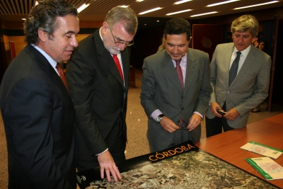 De izq a dcha Alfonso Garcia-Ferrer, Jose Manuel Roldn y Gaspar Llanes comentan una foto area de Crdoba