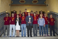 Foto de familia del equipo de Balonmano con las autoridades acadmicas