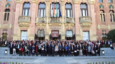 Foto de familia en la puerta del Rectorado.