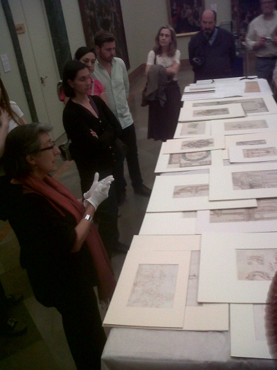 Fuensanta Garca comenta varios de los dibujos que alberga el Museo