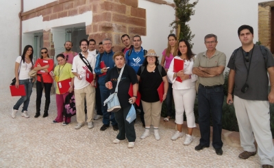 Participantes en el proyecto y miembros del aula con el alcalde de Adamuz Manuel Leyva