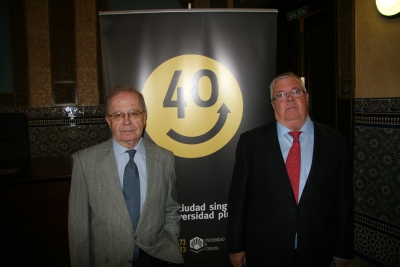 Manuel Aguilar Bentez de Lugo (izq) y Enrique Aguilar durante el cartel conmemorativo del 40 aniversario
