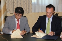 El vicepresidente de la Junta de Andaluca, Braulio Valderas, y el rector Jos Carlos Gmez Villamandos, en el momento de la firma del acuerdo