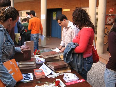 Ms de dos mil libros y revistas fueron distribuidas en el campus con motivo del dia del Libro