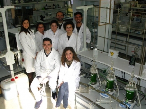 Los investigadores Mª Ángles Martín y José Antonio Siles junto con parte de su grupo de investigación